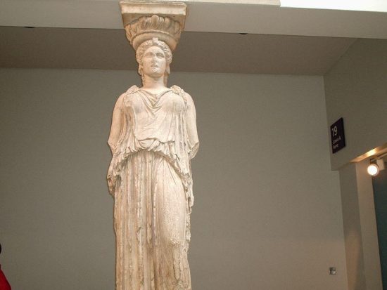 Η φωτογραφία με την Καρυάτιδα που σαρώνει στο διαδίκτυο