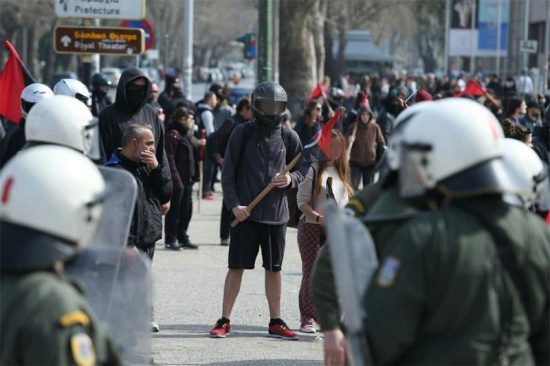 Επεισόδια στη Θεσσαλονίκη μεταξύ αντιεξουσιαστών και Αστυνομίας (video)