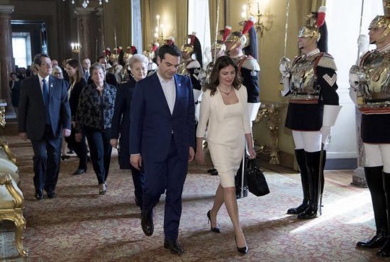 Εντυπωσιακή και με λευκό φόρεμα η Μπέτυ Μπαζιάνα στο επίσημο γεύμα στη Ρώμη