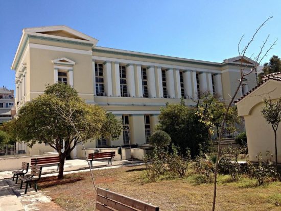 Ατύχημα σοκ στο ΕΛΠΙΣ: Η κουπαστή υποχώρησε και ο γιάτρος έπεσε στο κενό