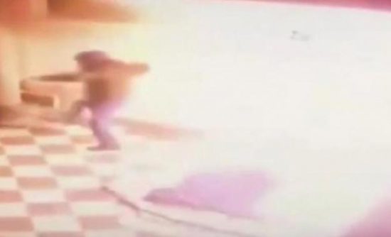 Σοκ στην Ιταλία – Άγνωστος περιέλουσε με βενζίνη και έβαλε φωτιά σε άστεγο (video)