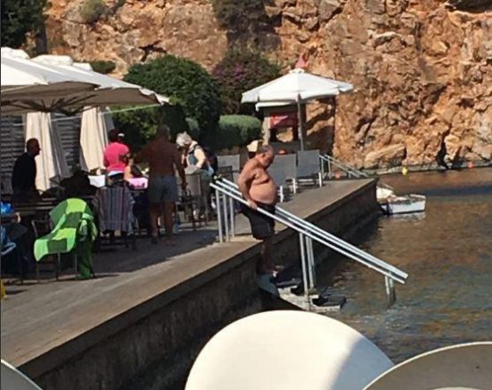 Αποκλειστικές φωτογραφίες: Ο Θ. Πάγκαλος κάνει μπάνιο στη λίμνη της Βουλιαγμένης
