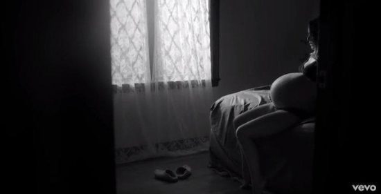 Νάταλι Πόρτμαν: Έγκυος και εκθαμβωτική σε βίντεο κλιπ λίγο πριν γεννήσει (video)