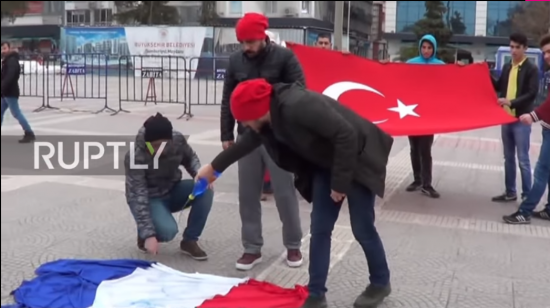Τούρκοι διαδηλωτές έκαψαν τη γαλλική σημαία αντί της ολλανδικής (video)