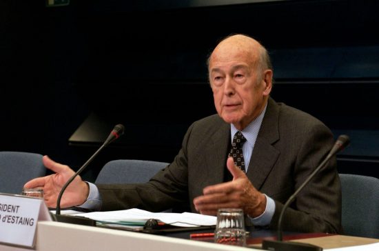 Ο 94χρονος Ζισκάρ ντ’ Εστέν κατηγορείται ότι «έβαλε χέρι» στα οπίσθια Γερμανίδας δημοσιογράφου