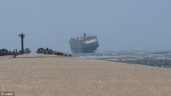 Απίστευτο video: Πλοίο που κοντεύει να αναποδογυρίσει από τα κύματα