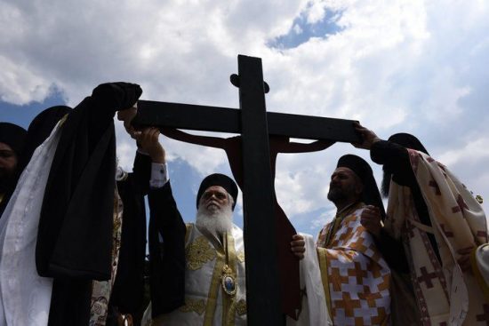 Ρίγη συγκίνησης στη μοναδική Αποκαθήλωση στη Μονή Πεντέλης (pics)