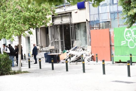 Η βόμβα στην Σανταρόζα προκάλεσε τεράστιες ζημιές στο κτήριο της Eurobank