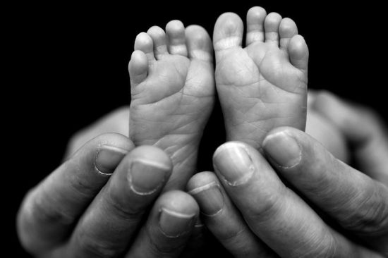 Δραματικά στοιχεία: Πώς η κρίση στερεί από τις Ελληνίδες την μητρότητα