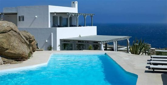 Μύκονος: To μυστικό της ΑΑΔΕ για να πιάνει τους ιδιοκτήτες ακινήτων που έχουν δώσει τις βίλες τους στην AirBNB