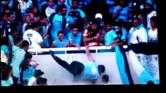 Απίστευτο: Πέταξαν οπαδό από τις εξέδρες επειδή νόμιζαν ότι δεν ήταν «δικός τους»