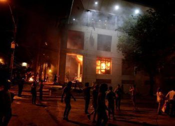 «Εξέγερση» στην Παραγουάη – Διαδηλωτές εισέβαλαν και πυρπόλησαν το Κογκρέσο