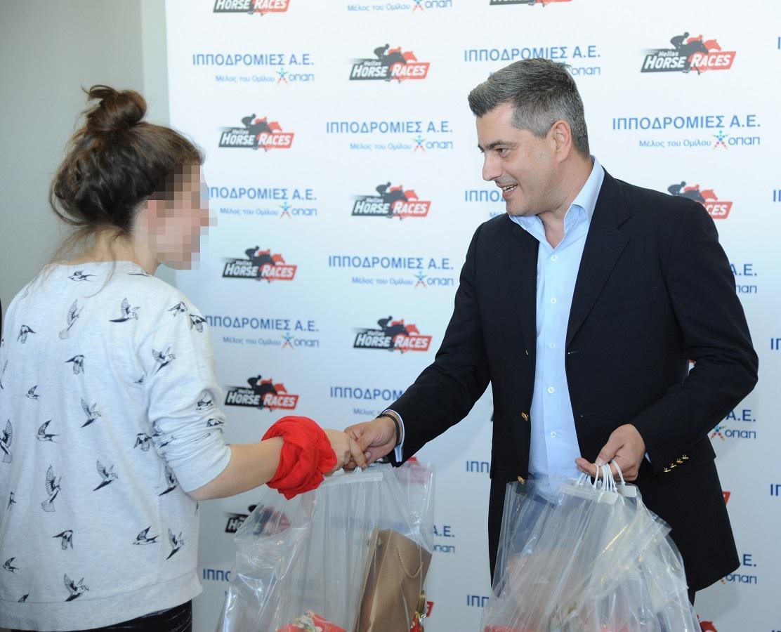 Ο Β' Αντιπρόεδρος της Ιπποδρομίες ΑΕ, Οδυσσέας Χριστοφόρου, προσφέρει δώρα