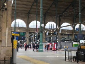 Συναγερμός στο Παρίσι: Άντρας απείλησε με μαχαίρι αστυνομικό