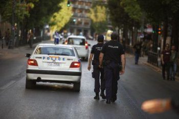 Γάζωσαν άντρα με καλάσνικοφ έξω από δημοτικό σχολείο στα Γλυκά Νερά -Μια τραυματίας