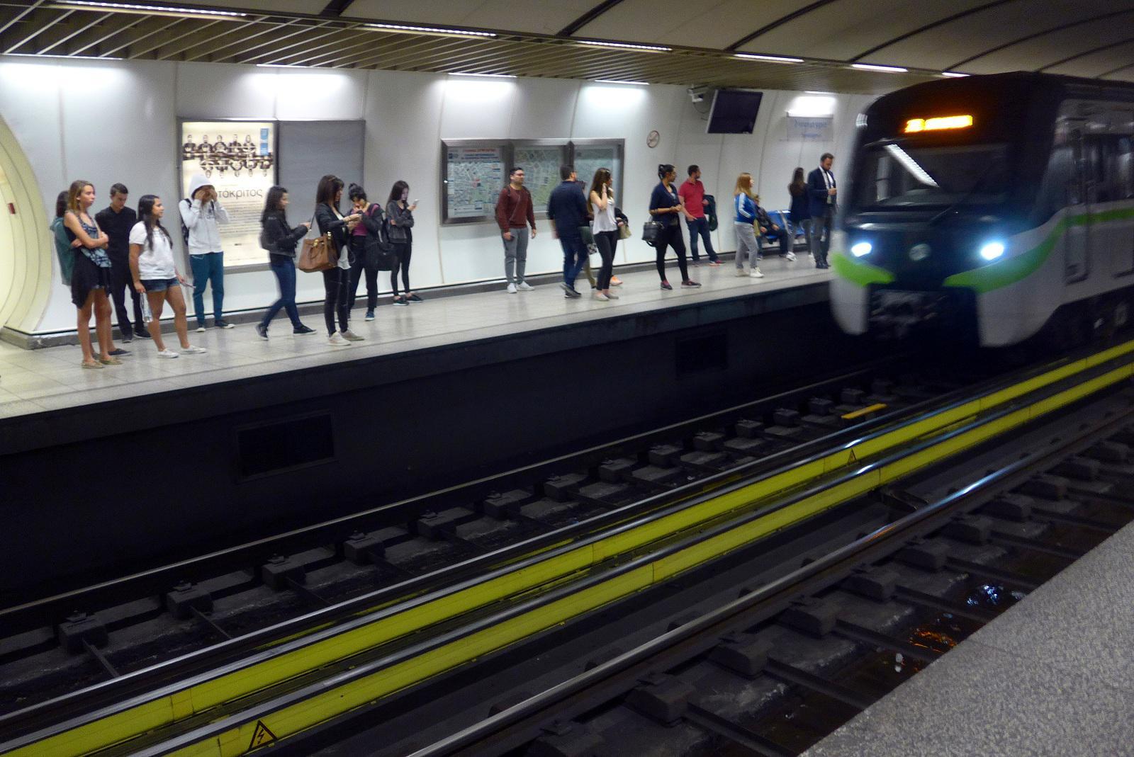 Συρμός του μετρό παρέσυρε άνδρα στο σταθμό Αιγάλεω (pic)