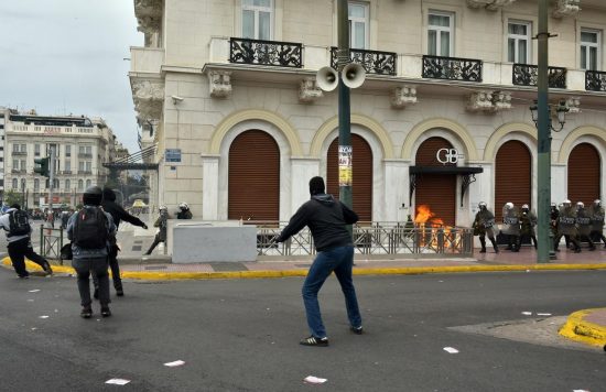 Γυαλιά – καρφιά τα έκαναν οι κουκουλοφόροι στην πορεία στο Σύνταγμα (Pics – Video)