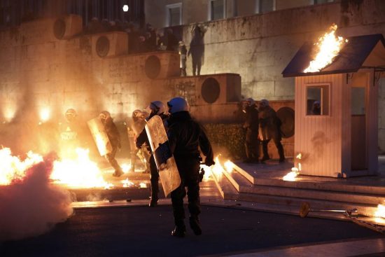 Ένταση και επεισόδια με μολότοφ έξω από τη Βουλή (video)