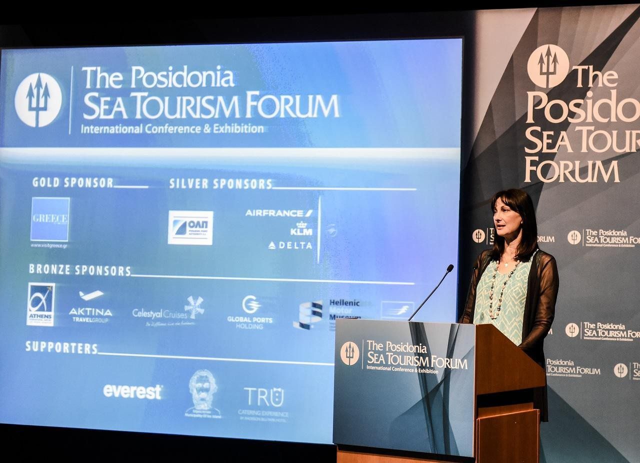 Η υπουργός Τουρισμού Έλενα Κουντουρά κατά τη διάρκεια της ομιλίας της στο 4ο Posidonia Sea Tourism Forum