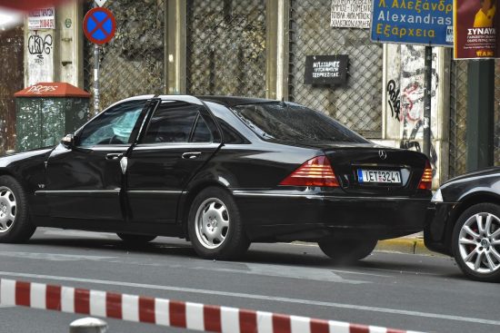 Διαψεύδουν ότι ο παγιδευμένος φάκελος που παρέλαβε ο Παπαδήμος “πέρασε” από τη Βουλή