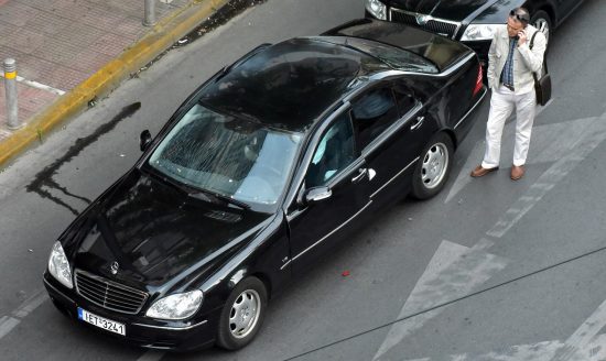 Ράγισαν τα τζάμια της Mercedes που επέβαινε ο Παπαδήμος