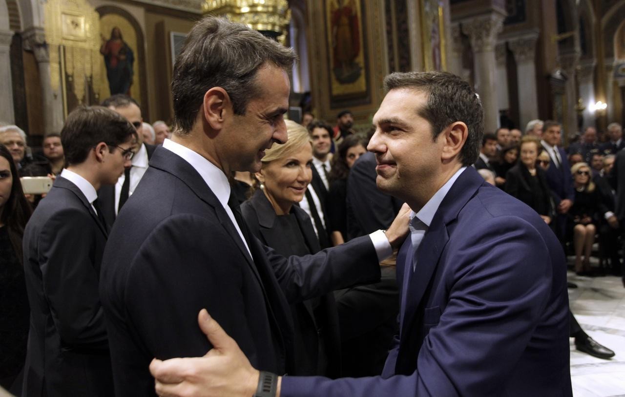 Ο πρωθυπουργός Αλέξης Τσίπρας εκφράζει τα συλλυπητήρια του στον πρόεδρο της ΝΔ Κυριάκο Μητσοτάκη