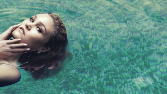 Riviera: η νέα σειρά του Νιλ Τζόρνταν έρχεται αποκλειστικά στην COSMOTE TV