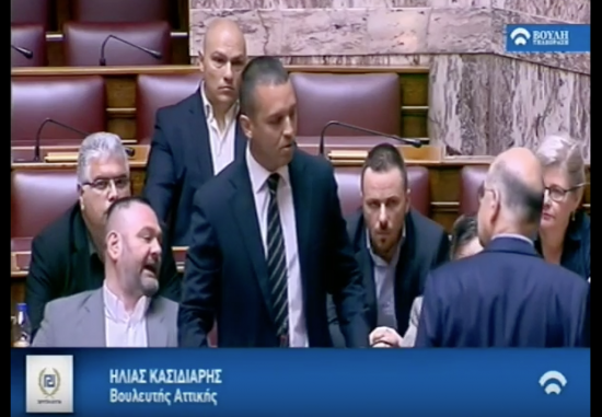 Ο Κασιδιάρης βγαίνει από την Βουλή βρίζοντας μετά το σκηνικό με τον Δένδια (video)