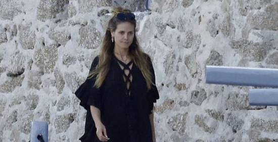 Στη Μύκονο παραθερίζει η Χάιντι Κλουμ (pics)
