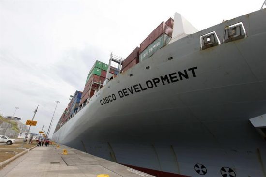 Μεγα-πλοίο της Cosco έγινε το μεγαλύτερο που πέρασε ποτέ από τη Διώρυγα του Παναμά