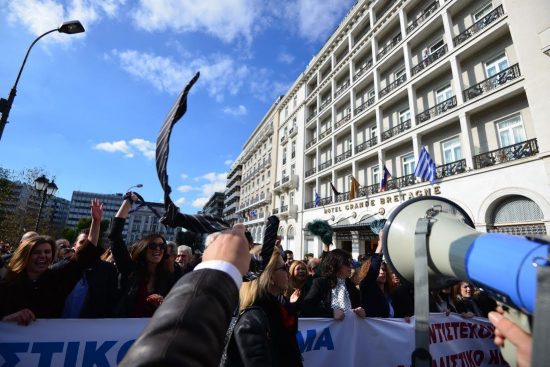 Στα κάγκελα ελεύθεροι επαγγελματίες, δικηγόροι, μηχανικοί και γιατροί για το «καπέλο» έως 61% στις εισφορές