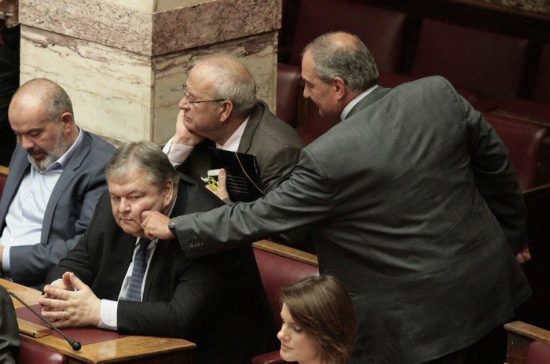Το τσίμπημα του Κώστα Καραμανλή στο μάγουλο του Ευ. Βενιζέλου