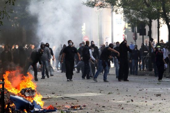 «Κόλαση» και πάλι το κέντρο της Αθήνας – Αλεπάλληλες μολότοφ στην Πατησίων