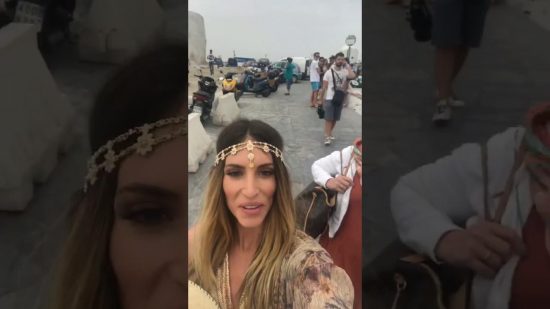 Αθηνά Οικονομάκου: Στη Μύκονο για το Σαββατοκύριακο (video)