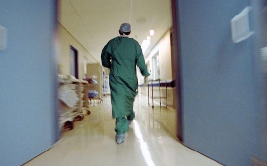 Απίστευτο! Έσπασε το αριστερό πόδι  και οι γιατροί στη Μυτιλήνη χειρούργησαν το δεξί – Καταδικάστηκαν σε διετή φυλάκιση