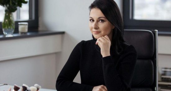 Η Θεσσαλονικιά που έγινε εκατομμυριούχος από το σαλόνι του σπιτιού της