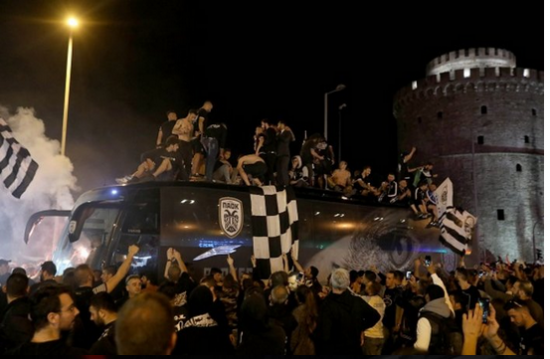 Ξέφρενοι πανηγυρισμοί φιλάθλων του ΠΑΟΚ στην υποδοχή της ομάδας (video+pics)