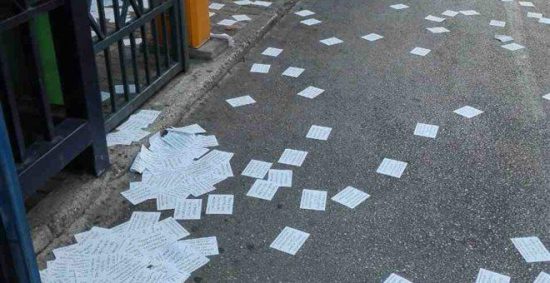 Φέιγ βολάν με υβριστικά μηνύματα κατά του Λουκά Παπαδήμου πέταξαν μέλη του Ρουβίκωνα