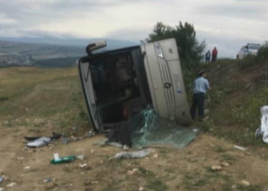 Ανατροπή λεωφορείου με μαθητές δημοτικού στις Σέρρες – Κανένας σοβαρά τραυματισμένος (video)