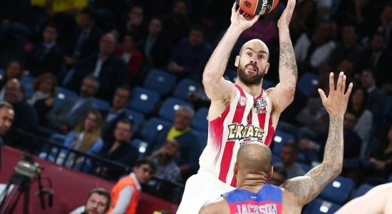 Απίστευτο: Φανατικός φίλαθλος του Ολυμπιακού πέθανε στο τελευταίο τρίποντο