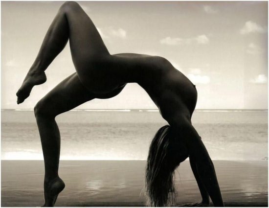 Η Genevieve Morton φωτογραφίζεται γυμνή για καλό σκοπό (14 pics)