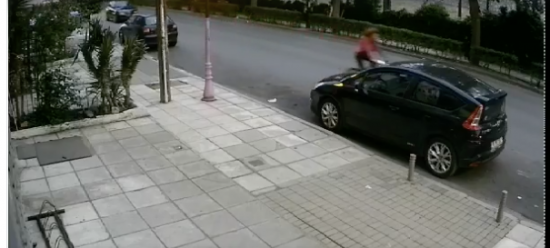 Θεσσαλονίκη: Αυτοκίνητο παρασέρνει κοριτσάκι και φεύγει – Η μητέρα ψάχνει τα στοιχεία του οδηγού (video)
