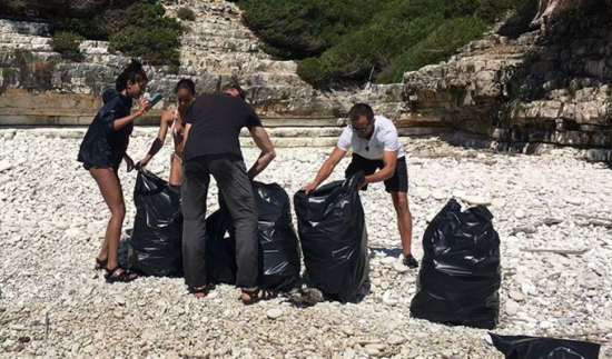 Μας έβαλαν τα «γυαλιά»! Ο Γουίλ Σμιθ και η κόρη του καθάρισαν τις παραλίες των Αντίπαξων (pics)