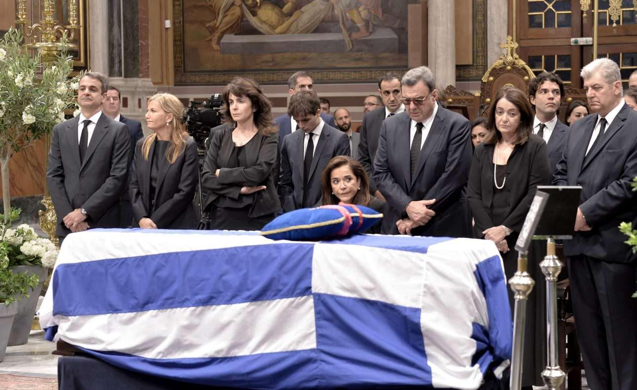 Τα σπαρακτικά λόγια της Μπακογιάννη για τον πατέρα της: «Ψηλέ μου πατέρα, σήκω πάνω, μόνο για λίγο ακόμα» (video)