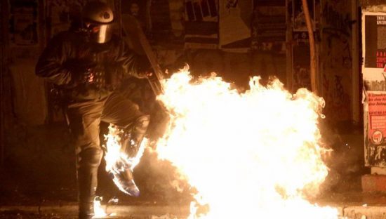 Πεδίο μάχης τα Εξάρχεια για ακόμα μια νύχτα