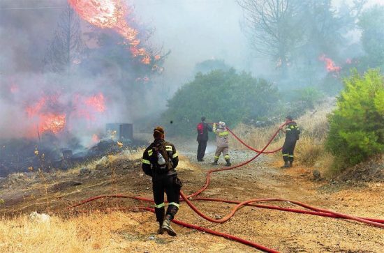 Κινδυνεύουν σπίτια από φωτιά στη Λούτσα
