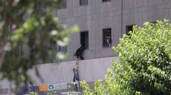 Ιράν: 12 νεκροί και 39 τραυματίες από επιθέσεις στο κοινοβούλιο και το μαυσωλείο του Αγιατολάχ Χομενεΐ (pics – video)