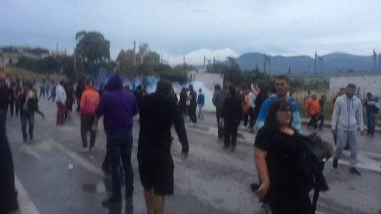 Πολεμικό κλίμα στο Μενίδι: Αστυνομικοί δεν άφησαν κατοίκους να πάνε στον καταυλισμό των Ρομά (video)