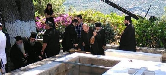 Με αυτό το ριζίτικο αποχαιρέτησαν τον Κωνσταντίνο Μητσοτάκη : «Σήκω απάνω αρχηγέ, μην μας αφήνεις τώρα…» (Δείτε εικόνες)