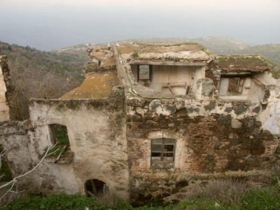 Η απίθανη μεταμόρφωση ενός μισογκρεμισμένου κτιρίου στη Νίσυρο σε βίλα (pics)